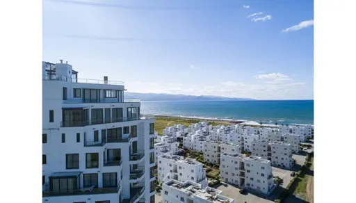 Недвижимость с видом на море (3 комнаты, 2 ванные комнаты) рядом с пляжем с террасой на Северном Кипре Газиверен