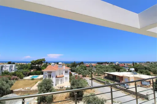 Bergblick-Wohnung (3 Zimmer, 1 Bad) mit Ausblick auf das Meer und Balkon in Nordzypern-Lapta