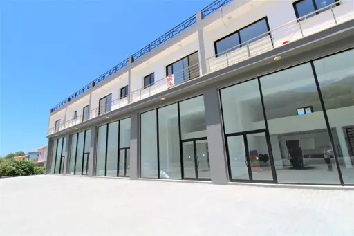 Bergblick-Gewerbeimmobilie (60 m²) mit Klimaanlage in Nordzypern-Lapta